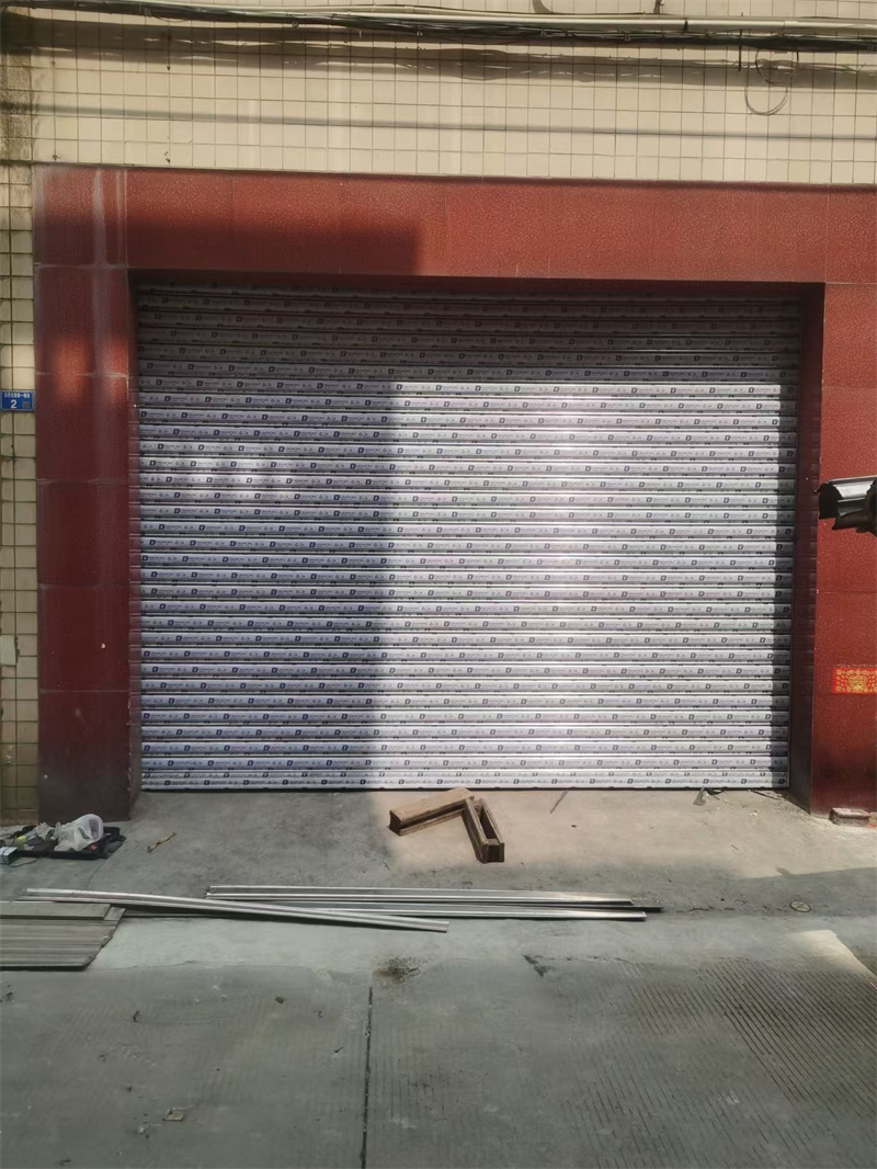 不鏽（xiù）鋼卷閘門現場（chǎng）安裝圖片 (5)