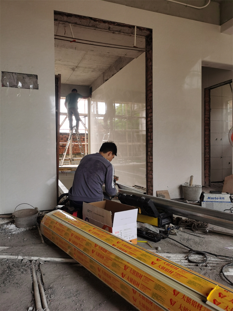 鋁合金卷閘門（mén）安裝現場 (4)