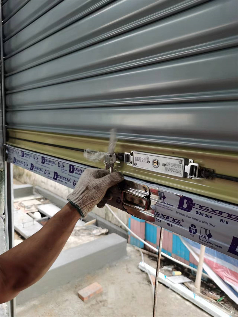 彩（cǎi）鋼手（shǒu）拉卷閘 (6)