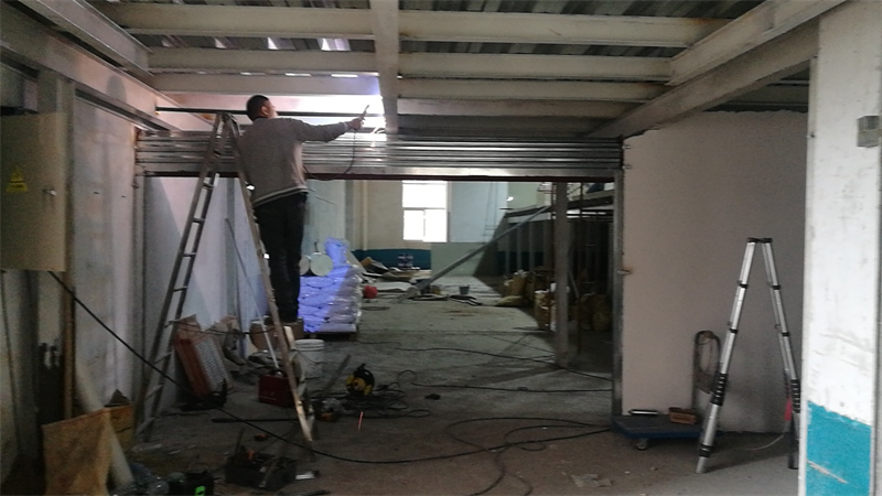 鍍鋅手（shǒu）拉閘安裝（zhuāng）現場